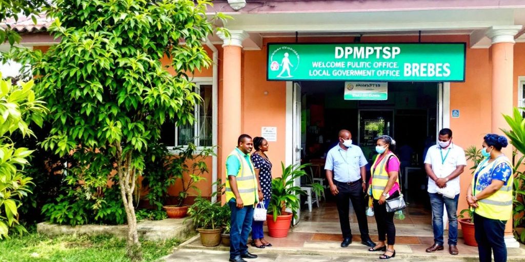 Kantor DPMPTSP Brebes dengan staf ramah dan lingkungan hijau.